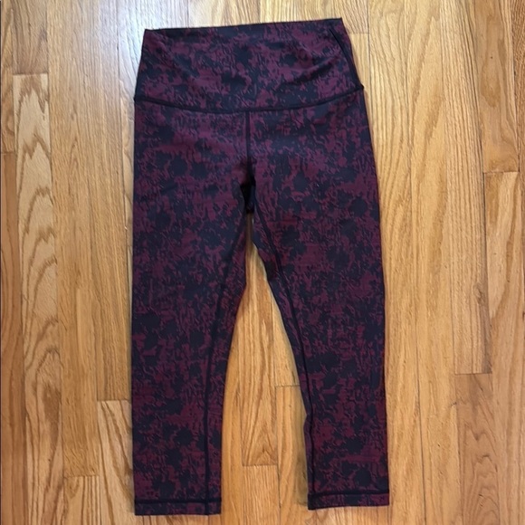 Lululemon 8 Wunder Under Crop (Hi-Rise) 21"
Scatter Blossom Jacquard Garnet Blk - Picture 3 of 12